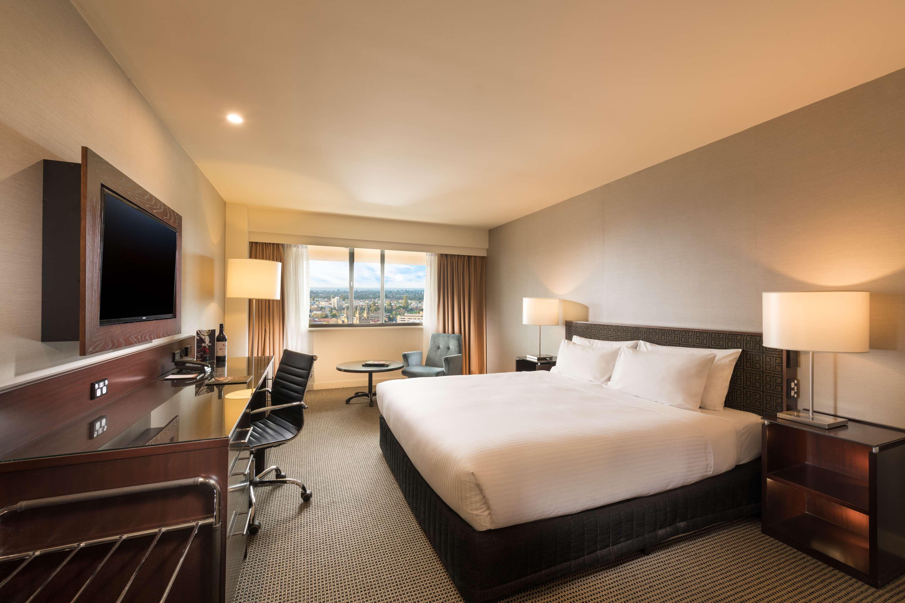 Stamford Plaza Adelaide Hotell Exteriör bild A guest room at the Hilton San Francisco