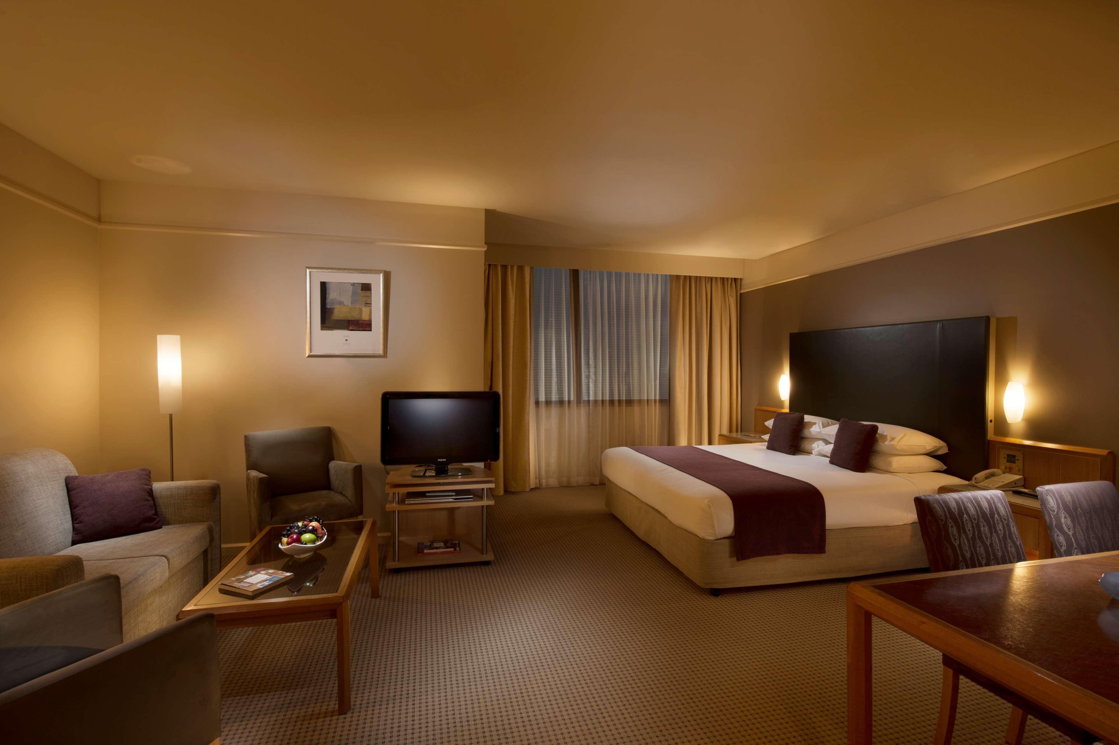 Stamford Plaza Adelaide Hotell Rum bild A suite at the Crowne Plaza Hotel, Parramatta, Australia