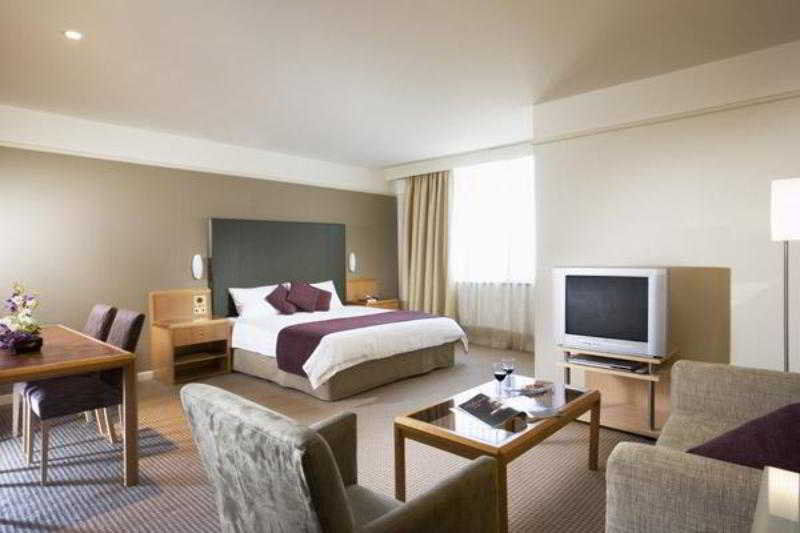 Stamford Plaza Adelaide Hotell Rum bild A suite at the Hilton London Heathrow