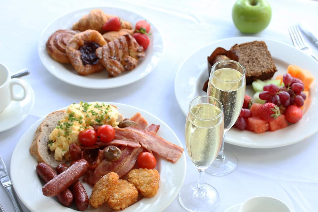 Stamford Plaza Adelaide Hotell Exteriör bild A typical breakfast buffet